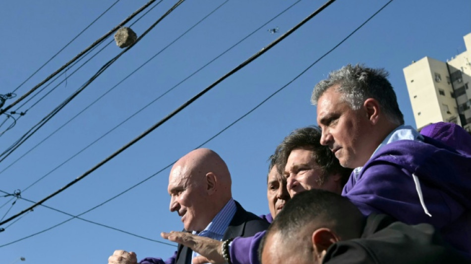 Milei es atacado con piedras en un acto de campa&ntilde;a en Argentina