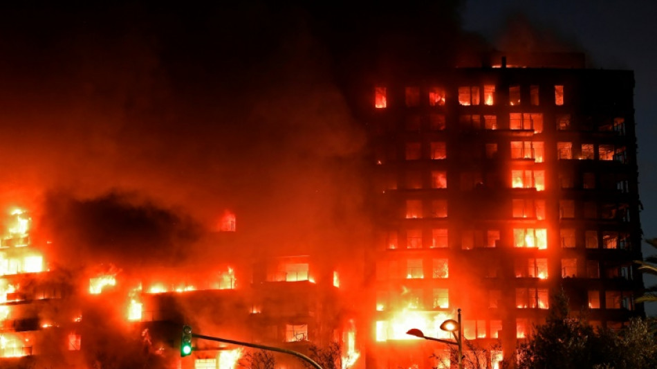 Inc&ecirc;ndio devora edif&iacute;cio residencial em Val&ecirc;ncia, na Espanha, e deixa 14 feridos 