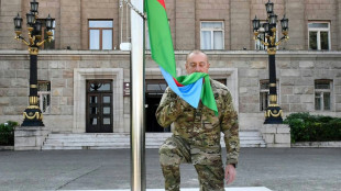 Presidente Aliyev iza bandera de Azerbaiy&aacute;n en enclave de Nagorno Karabaj