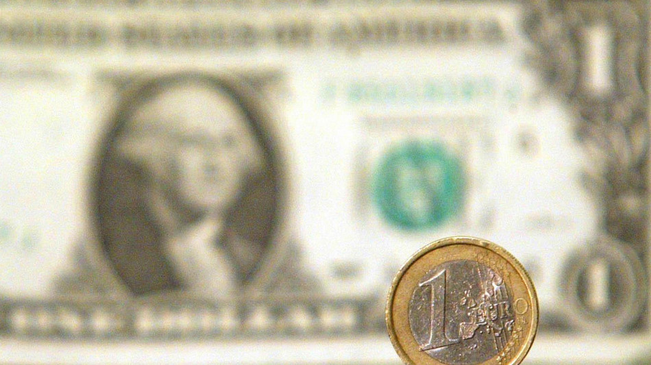 L'euro &egrave; in lieve ribasso sul dollaro a 1,0535