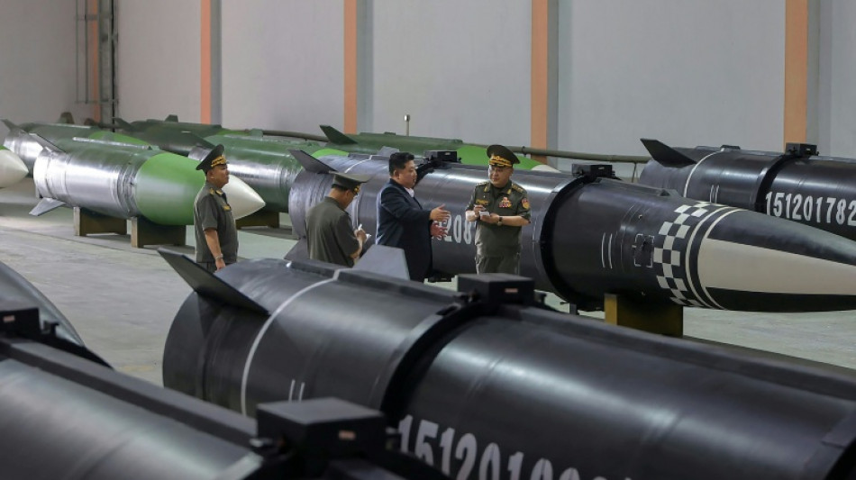 El l&iacute;der norcoreano inspecciona nuevos misiles antes de viajar a China