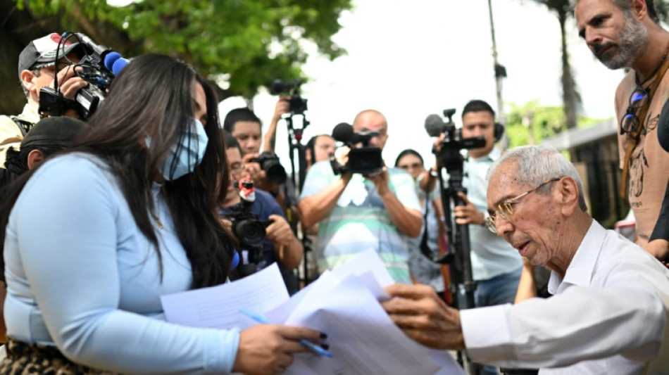 Familiares de venezuelanos deportados por EUA pedem para vê-los em prisão em El Salvador