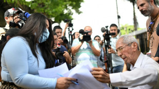 Familiares de venezuelanos deportados por EUA pedem para vê-los em prisão em El Salvador