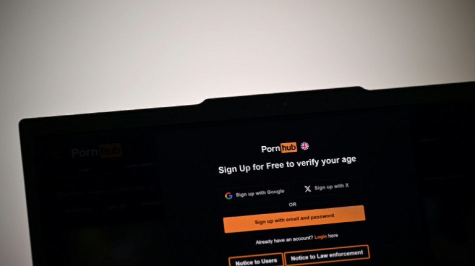 Reino Unido investiga Pornhub visando prote&ccedil;&atilde;o a menores