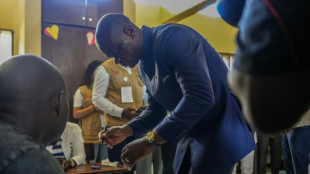 Les Gabonais affluent dans les bureaux de vote pour la présidentielle