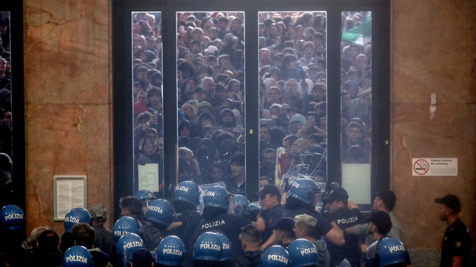 Polizia disperde i manifestanti a Milano con i lacrimogeni