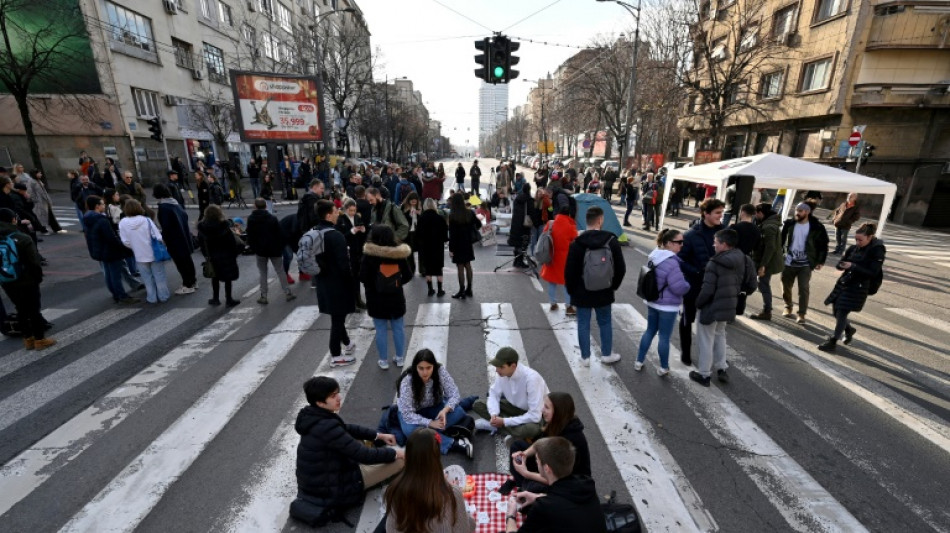 Hunderte blockieren in Belgrad Verkehr aus Protest gegen mutma&szlig;lichen Wahlbetrug