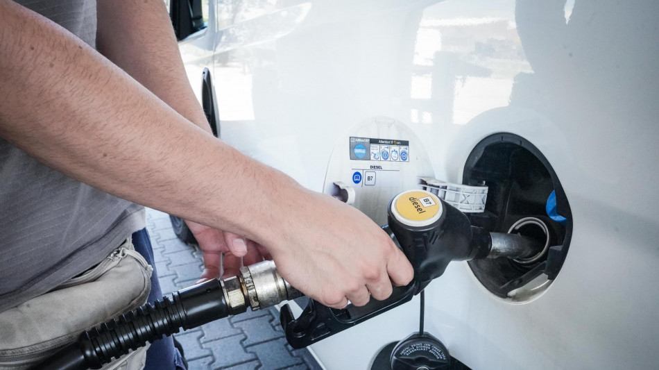 Staffetta, balzo gasolio, servito in autostrada supera 2euro