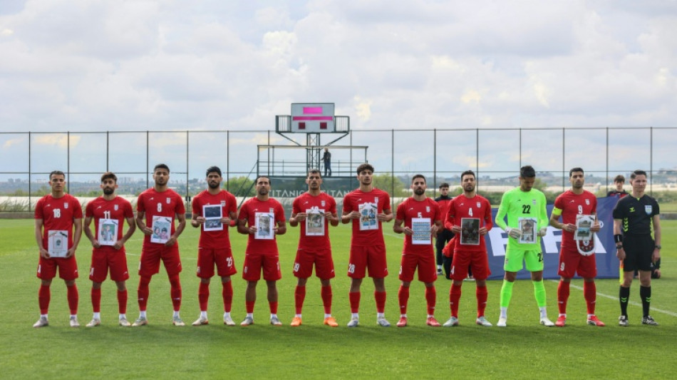 Jogadores da sele&ccedil;&atilde;o do Ir&atilde; homenageiam crian&ccedil;as v&iacute;timas da guerra