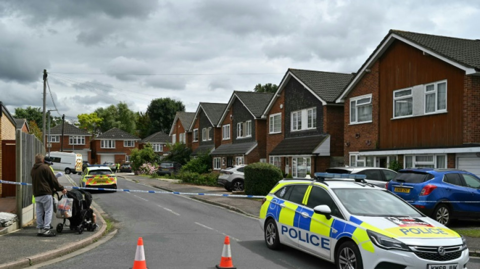 Pol&iacute;cia brit&acirc;nica busca suspeito de matar tr&ecirc;s mulheres 'com uma besta'