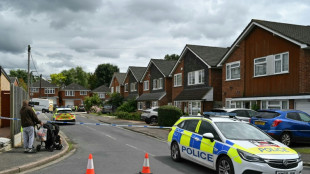 Pol&iacute;cia brit&acirc;nica busca suspeito de matar tr&ecirc;s mulheres 'com uma besta'