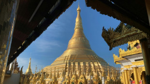 Wachen vor Myanmars gr&ouml;&szlig;tem Heiligtum verhindern Ritus mit Sexpuppen 
