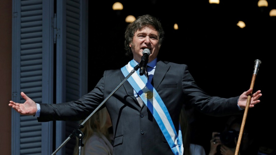 Milei lan&ccedil;a plano de austeridade e desvaloriza moeda argentina em 50%