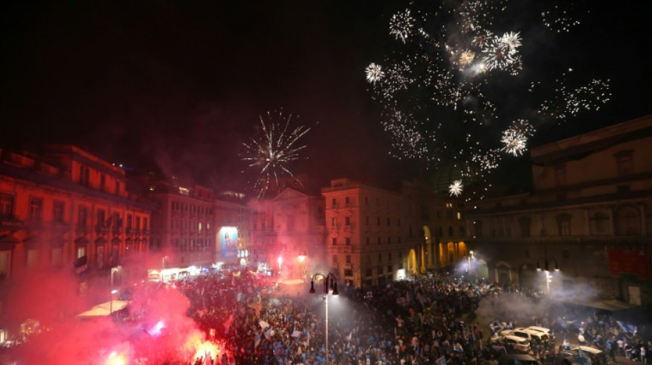 Naples se r&eacute;veille ivre de joie apr&egrave;s une nuit de folie pour son 3e titre