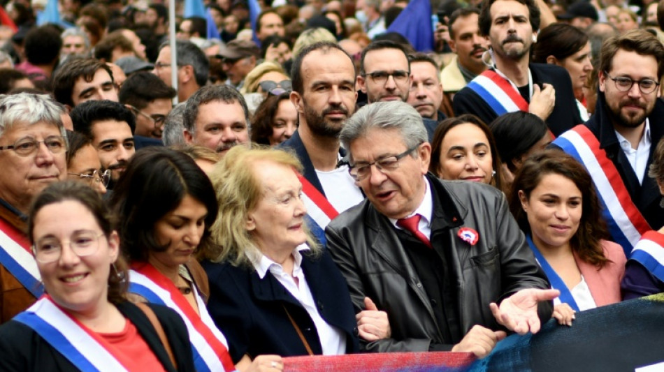 La gauche d&eacute;ferle &agrave; Paris, M&eacute;lenchon entrevoit un "nouveau Front populaire"