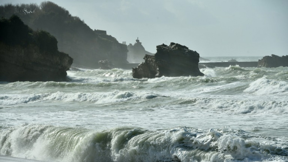 Houle "cyclonique" sur la côte atlantique, des plages fermées en Nouvelle-Aquitaine