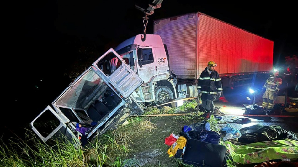 Nueve muertos y 10 heridos en el choque de una minivan con un camión en Brasil