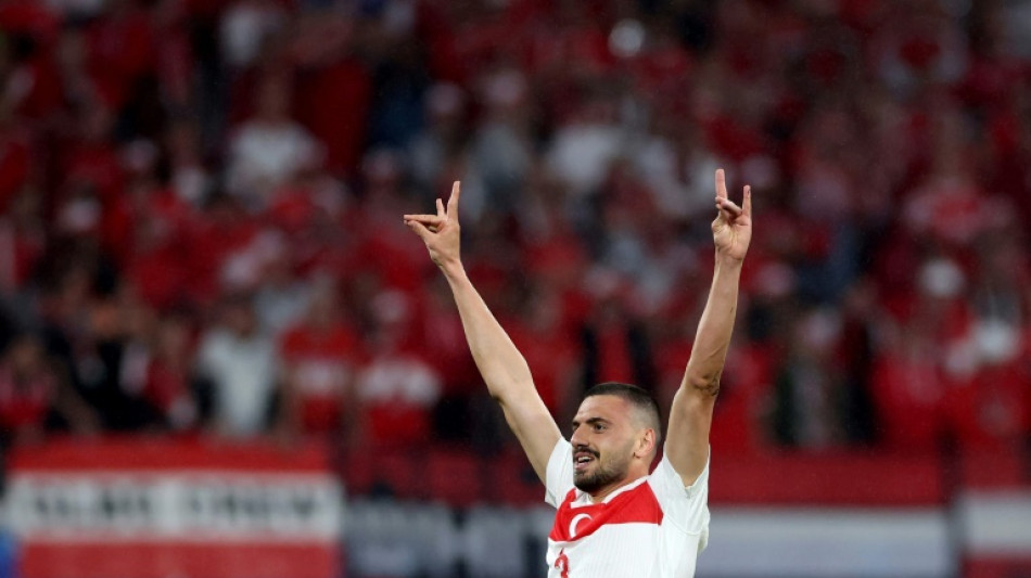 Uefa investiga zagueiro turco por gesto pr&oacute;-extrema direita