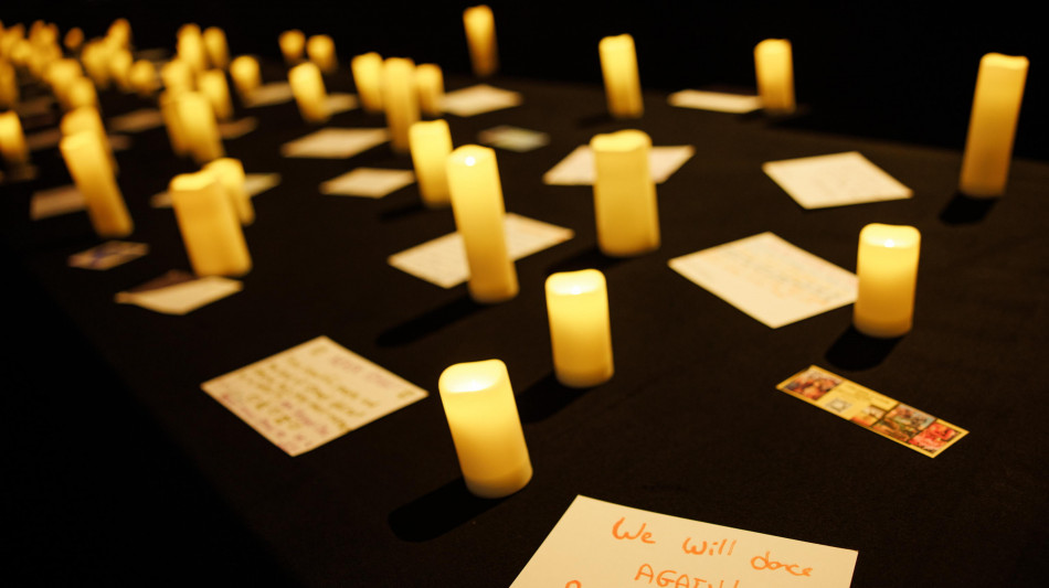 Famiglie delle vittime del 7 ottobre nel luogo dell'attacco