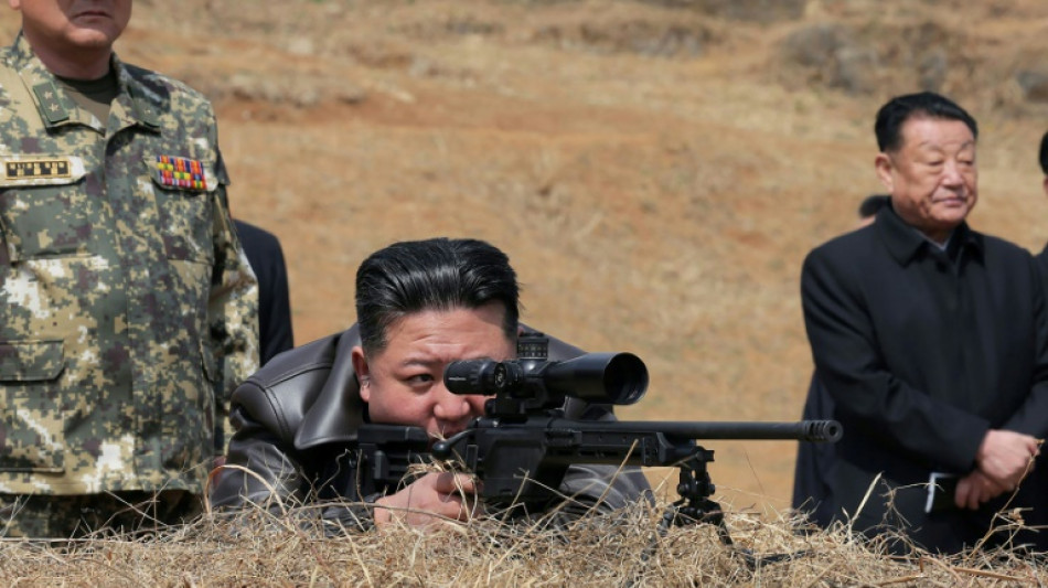 L&iacute;der norcoreano dispara rifle de francotirador en visita a soldados