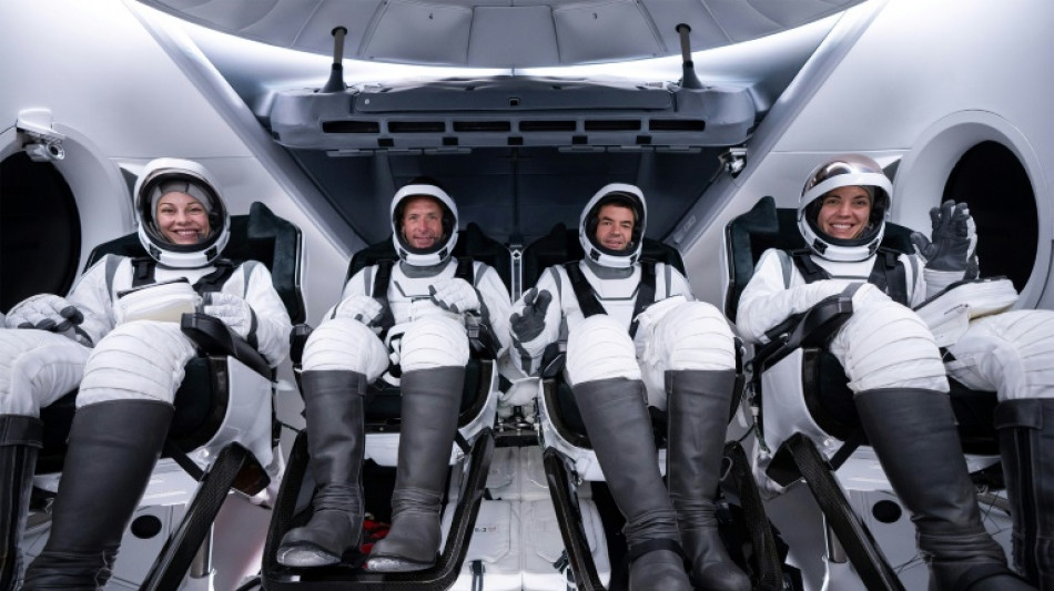 Miss&atilde;o da SpaceX decola para primeira caminhada espacial comercial
