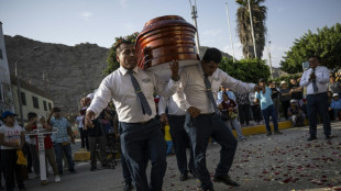 'Dan&ccedil;arinos da morte' carregam caix&otilde;es e desafiam a dor do adeus no Peru