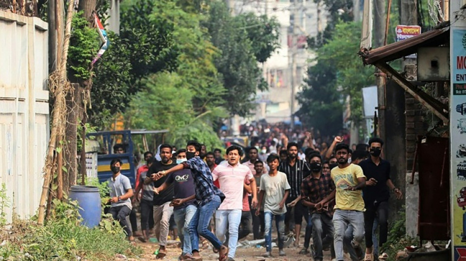 Choques entre polic&iacute;as y trabajadores en huelga en reapertura de f&aacute;bricas de ropa en Banglad&eacute;s 