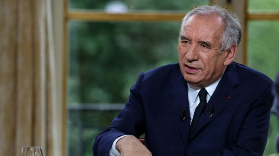 Bayrou droit dans ses bottes à cinq jours de sa chute probable, Macron appelle à la "mobilisation"