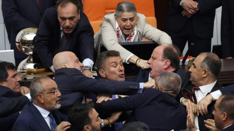 Turquie: les d&eacute;put&eacute;s rejettent la restitution du mandat d'un d&eacute;put&eacute; en prison apr&egrave;s une violente bagarre