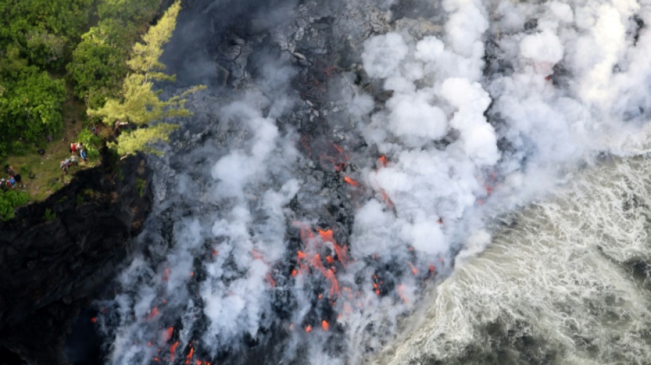 La R&eacute;union: les autorit&eacute;s alertent face aux "comportements dangereux" pr&egrave;s du volcan en &eacute;ruption