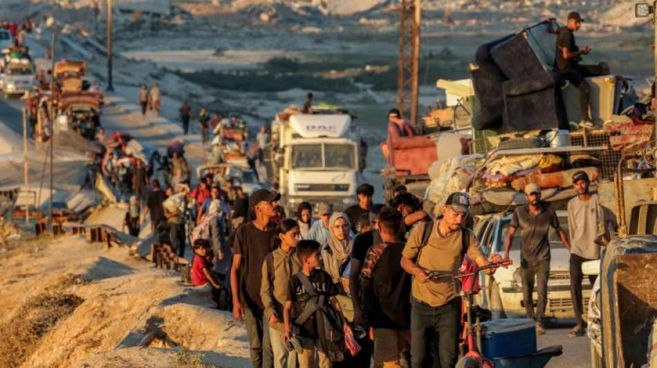 Miles de palestinos huyen de Ciudad de Gaza a pie o amontonados en camionetas