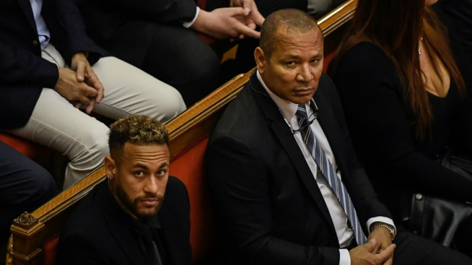 Neymar assure lors de son proc&egrave;s signer ce que son p&egrave;re lui dit