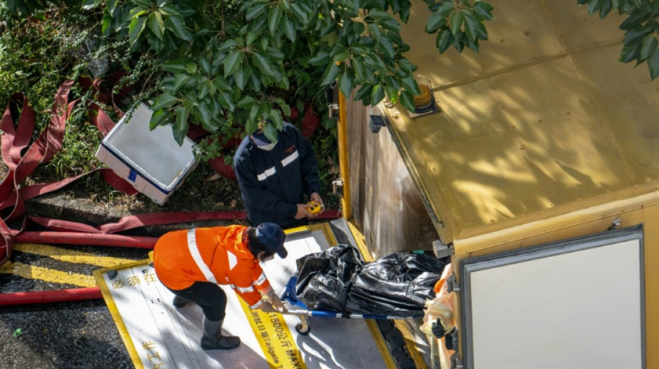 Incendie de Hong Kong: au moins 128 morts, l'angoissante recherche des disparus