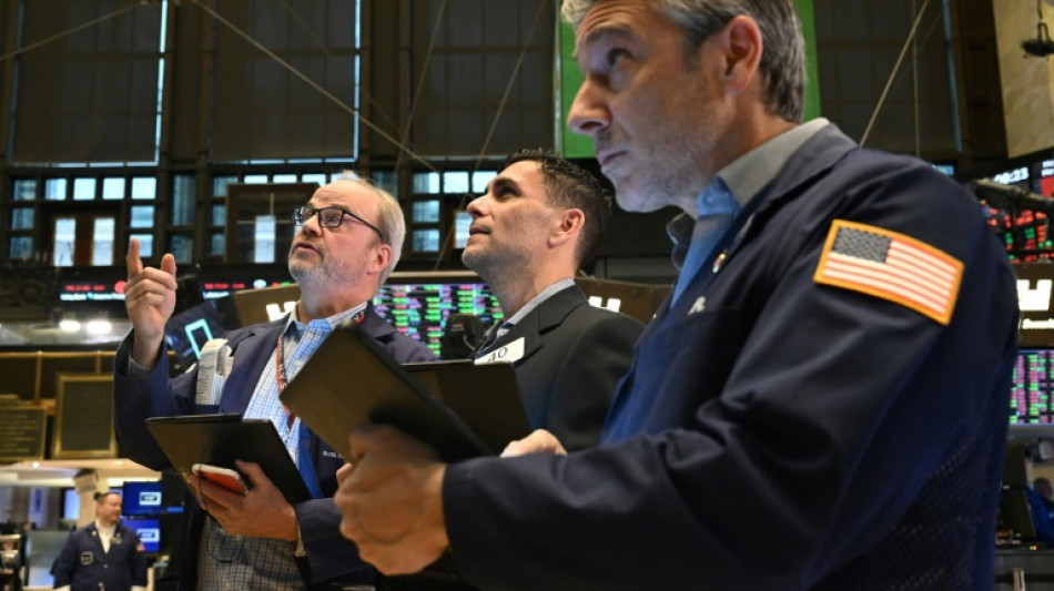Wall Street termine en l&eacute;g&egrave;re baisse, distraite par l'affaire Trump