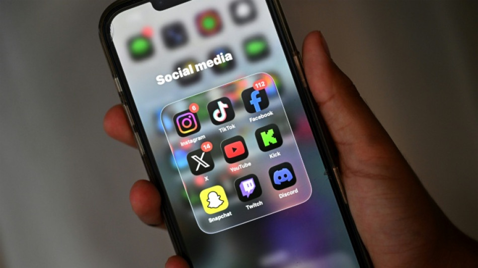 Britische Regierung k&uuml;ndigt n&auml;chtliche Social-Media-Sperre f&uuml;r &auml;ltere Jugendliche an