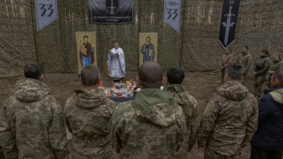 Un capell&aacute;n para vivos y muertos en el campo de batalla en Ucrania