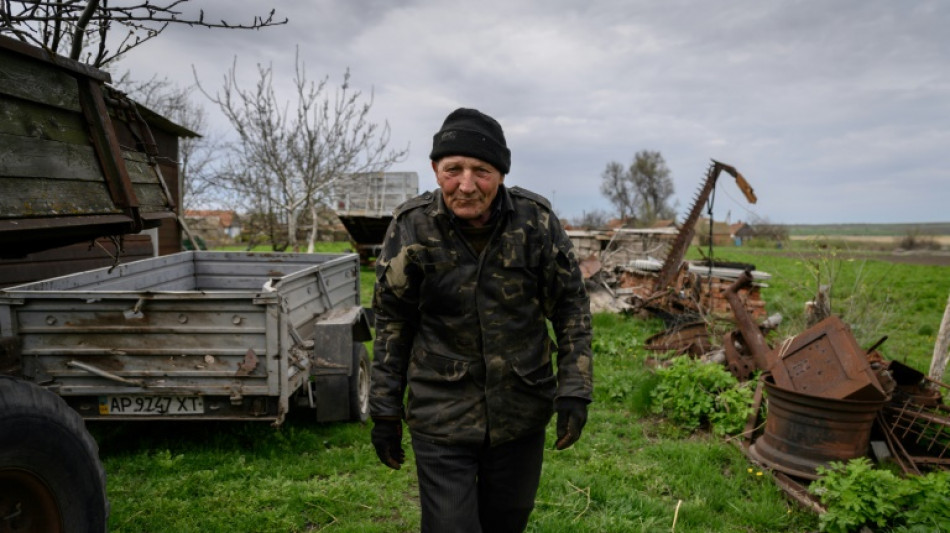 En el campo del frente sur de Ucrania, los m&aacute;s pobres siembran bajo las bombas