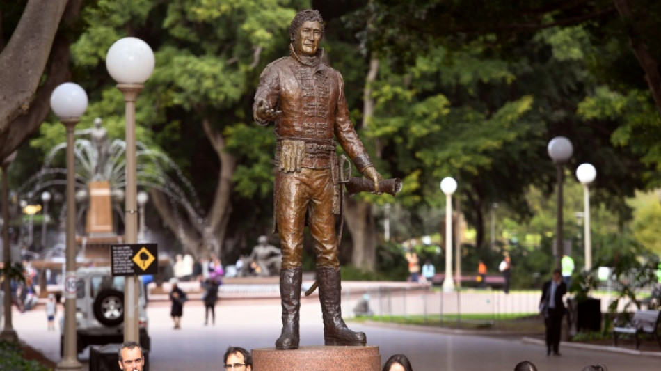 S&iacute;dney revisa las placas de sus estatuas coloniales