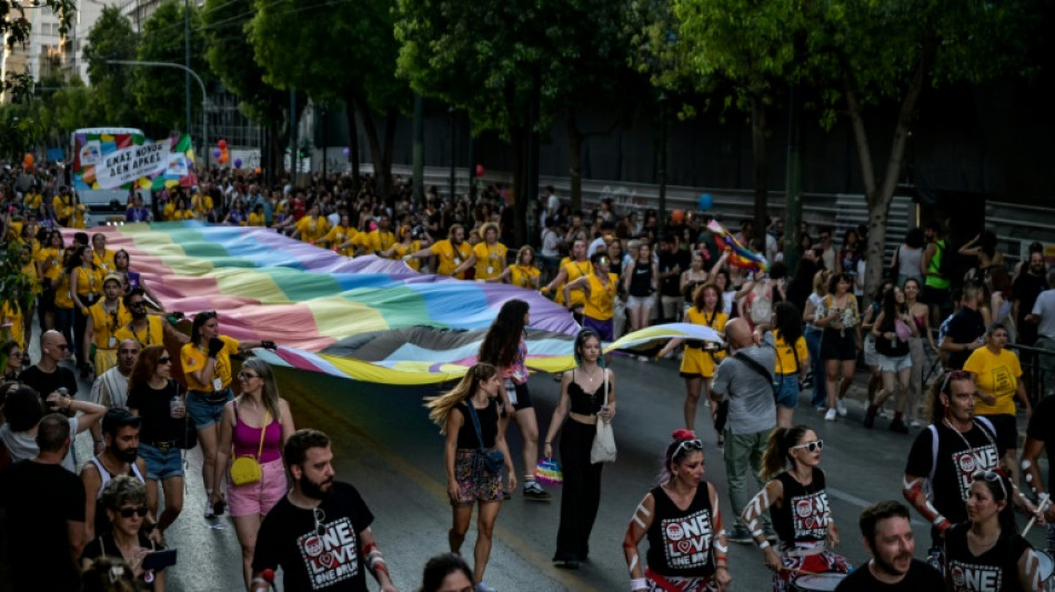 Lei do casamento homoafetivo 'n&atilde;o basta', denunciam gregos na Marcha do Orgulho