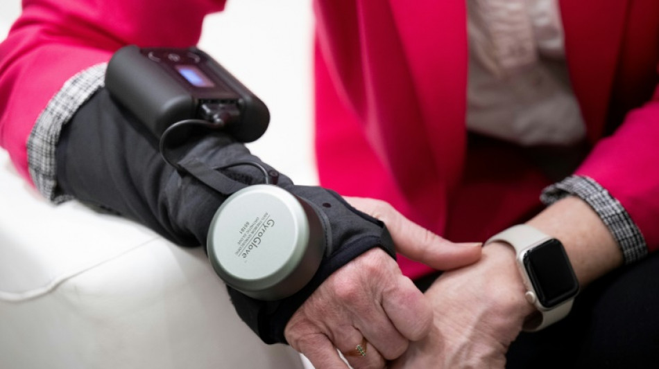 Luva de alta tecnologia cont&eacute;m tremores causados pelo mal de Parkinson