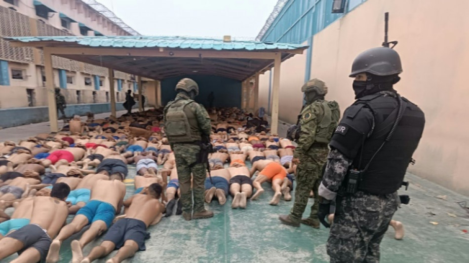 Militares y polic&iacute;as registran una c&aacute;rcel escenario de masacres en Ecuador