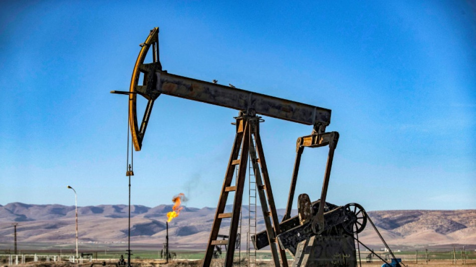 Pre&ccedil;os do petr&oacute;leo sobem devido &agrave;s tens&otilde;es no Oriente M&eacute;dio e na L&iacute;bia