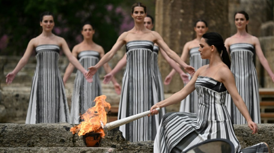 Zeremonie im antiken Olympia: Flamme f&uuml;r die Sommerspiele in Paris entz&uuml;ndet