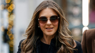 Atriz Liz Hurley desaba em l&aacute;grimas em julgamento com o pr&iacute;ncipe Harry contra tabloides