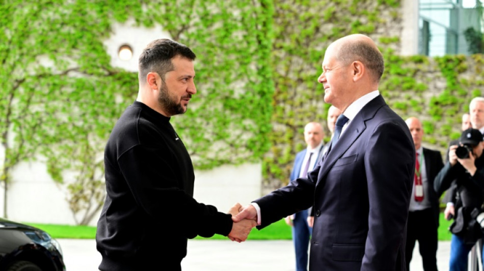 Selenskyj mit milit&auml;rischen Ehren im Kanzleramt empfangen