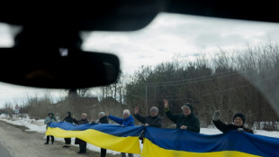 Al borde de la carretera, los ucranianos reciben a sus prisioneros de guerra