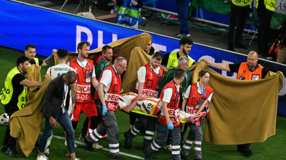 Atacante h&uacute;ngaro Varga &eacute; operado com sucesso ap&oacute;s fraturar 'v&aacute;rios ossos'