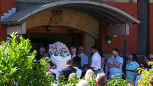 Foule et &eacute;motion pour les obs&egrave;ques d'une fillette tu&eacute;e dans l'attaque de Southport