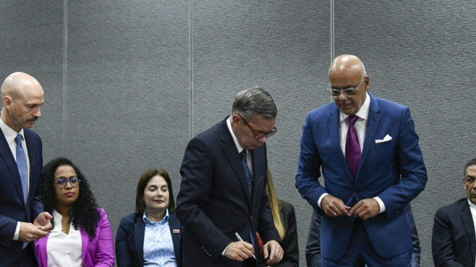 Liberan a exdiputado preso y otros opositores en Venezuela tras di&aacute;logo