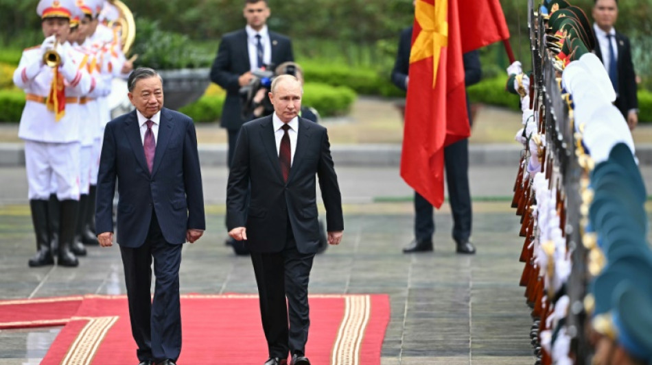 Putin promete fortalecer rela&ccedil;&otilde;es com o Vietn&atilde; durante visita de Estado